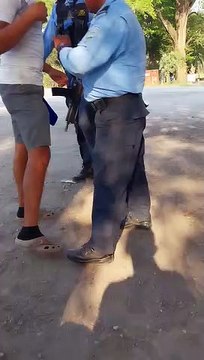 Policías agreden a vendedor de frutas en Cortés; él padece de epilepsia