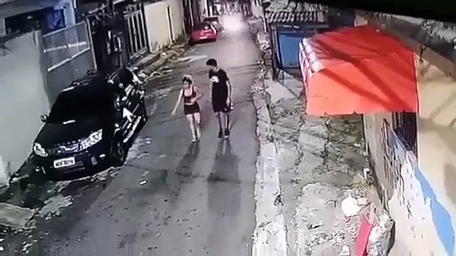 Un homme a une drôle de réaction quand il se fait braquer avec sa copine... pas très courageux