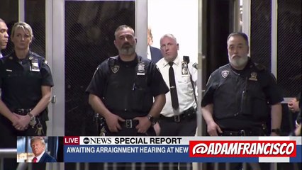 Trump’ın duruşma salonuna girdiği an