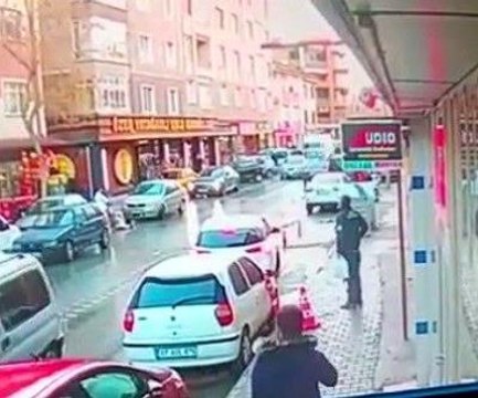 Boşanma aşamasındaki karısını, kızının yanında böyle vurdu