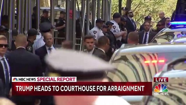 Donald Trump vient d'arriver au tribunal de Manhattan. À son arrivée, il a adressé un bref salut de la main à ses soutiens présents et est entré dans le bâtiment. Il est donc de fait placé en état d’arrestatio