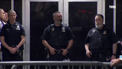 مشهد سيذكره التاريخ كثيرا.. شاهد لحظة دخول ترامب قاعة المحكمة