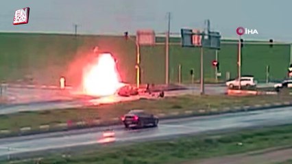 Diyarbakır’da otomobiller kavşakta çarpıştı, araçlar cayır cayır yandı