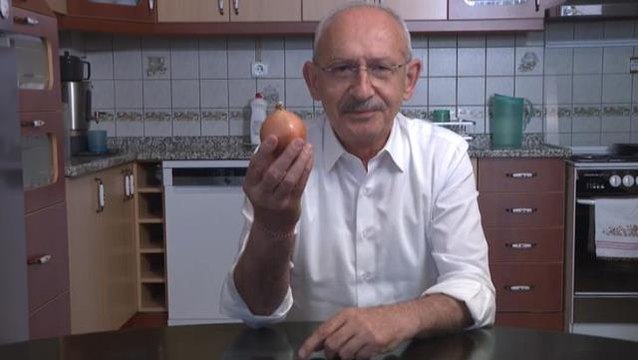 Kılıçdaroğlu, Asıl gündemimiz bu diyerek mutfağından yeni video paylaştı: Erdoğan kalırsa soğanın kilosu 100 lira olacak