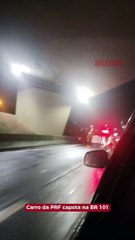 Carro da PRF capota na BR 101