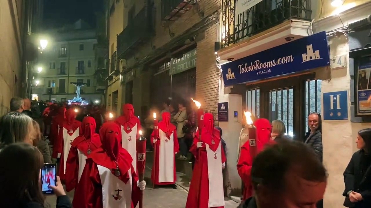 Los ángeles hacen volar a su Cristo