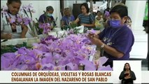 Columnas de orquídeas, violetas y rosas blancas engalanan la imagen del Nazareno de San Pablo