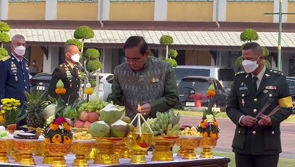 ฟาดเคราะห์ นายกฯ สะดุ้งเฮือก ถูกธูปจี้  ในสถาปนากระทรวงกลาโหม ครบ 136 ปี