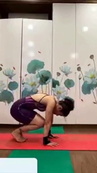 HANDSTAND POSE