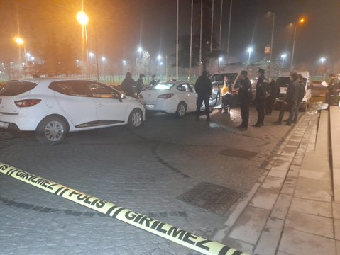 Zeytinburnu'nda otomobilde silahla vurulmuş bir kişi bulundu