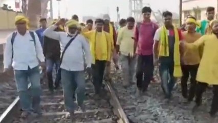 পশ্চিম মেদিনীপুর: সকাল থেকে ফের জেলার বিভিন্ন জায়গায় অবরোধ কুরমিদের!