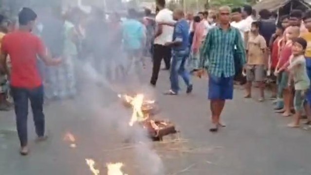 হরিশ্চন্দ্রপুরঃ যুবকের মৃত্যু, রাস্তায় দাউ দাউ করে জ্বলছে আগুন দেখুন ভিডিও