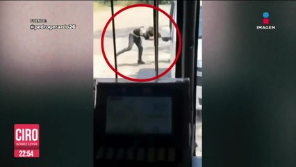 Graban a dos agentes del INM golpeando a un migrante en Chiapas