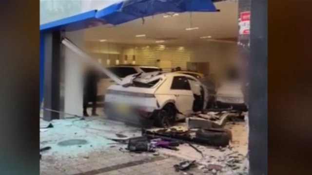 자동차 매장으로 전기 택시 돌진...5명 병원 이송 / YTN