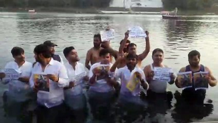 जबलपुर में बेरोजगारी के खिलाफ जल सत्याग्रह