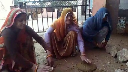 video story सालासर के धूणे में काम आती हैं झुंझुनूं की थेपडि़यां, महिलाओं को मिला रोजगार