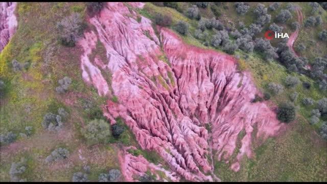 Keşfedilmeyi bekleyen renkli peri bacaları görenleri mest ediyor