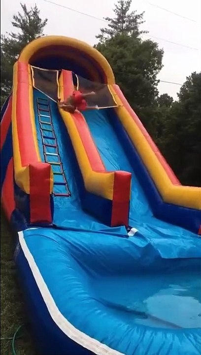 Une descente de toboggan pas très conventionnelle - Vidéo Dailymotion