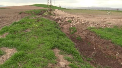 Video herunterladen: Kahramanmaraş'ta deprem tarım alanlarında kayma ve yarıklar oluşturdu