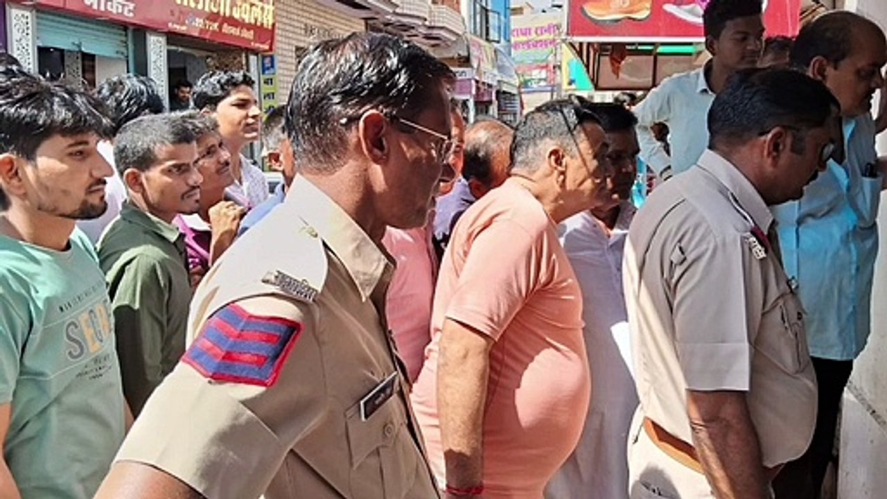 Video News-  पहले तोड़े दुकान के ताले, गिराया श...