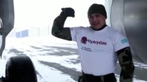 Rekortmen Kazak halterci Kamaliyev, tonlarca ağırlıktaki araçları metrelerce çekiyor