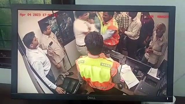 Video:ग्रेटर नोएडा रेयान इंटरनेशनल स्कूल के खिलाफ छात्रों और अभिभावकों ने किया प्रदर्शन