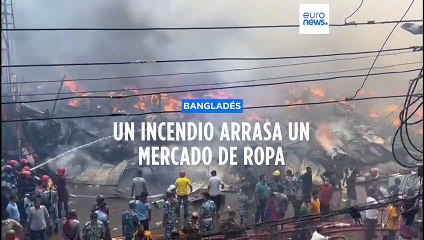 Enorme incendio en un mercado de ropa en Bangladés