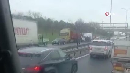 Otoyolda arızalanıp duran tıra panelvan araç çarptı: 1 yaralı