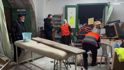 شاهد: الفلسطينيون يتفقدون الخسائر التي ألحقتها القوات الإسرائيلية بالمسجد الأقصى