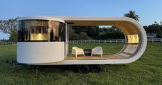 Cette caravane permet de faire pivoter son habitation à 90 degrés pour se transformer en terrasse