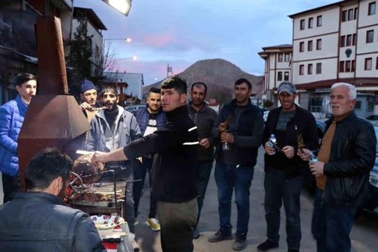 Erzurum'un tescilli lezzeti 'cağ kebabı' iftar sofralarının vazgeçilmezi oldu