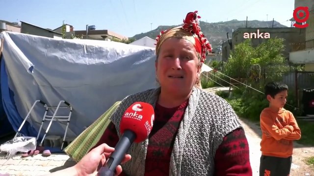 Samandağlı depremzede: Yıkmaya gelince makineler çok var ama insanları çıkarabilmeleri için makine yok. Belki şimdi de bizimle yaşıyor olabilirlerdi