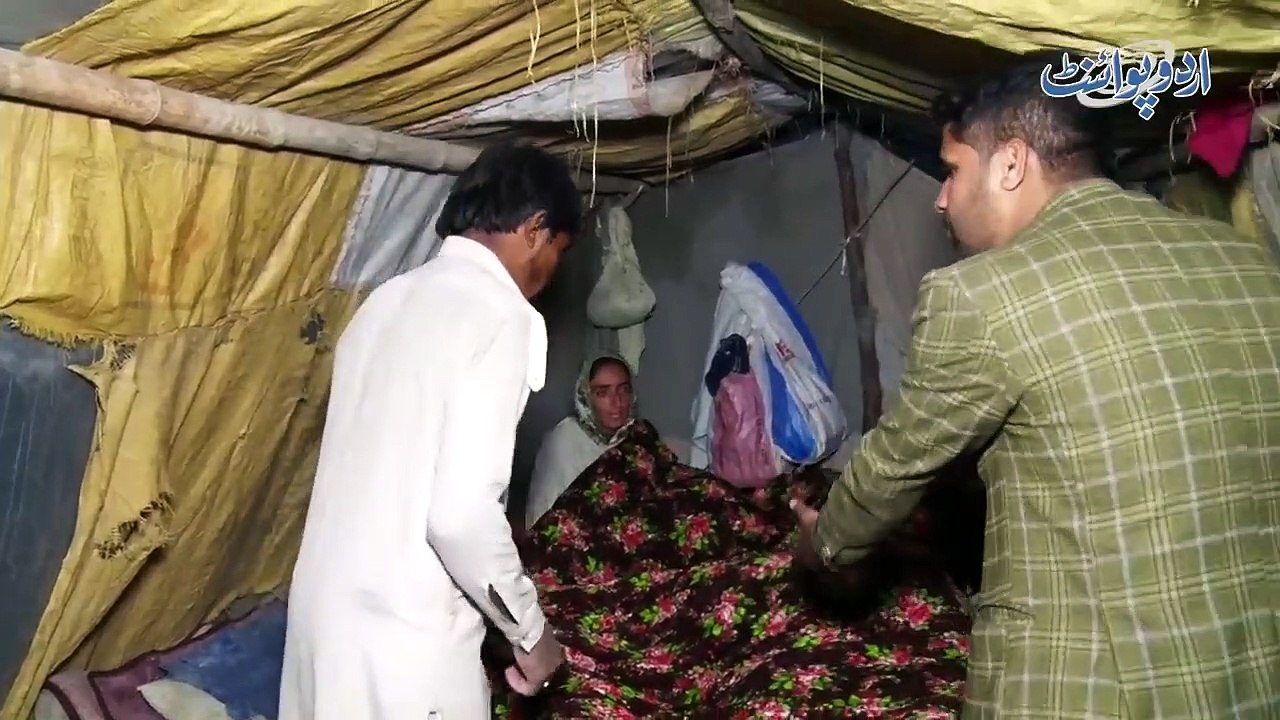 Love Marriage Kar Ke Jungle Me Rehne Wala Couple, Anchor Ne Mar Khar Ke Bhi Sari Video Record Kar Li