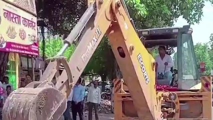 फिरोजाबाद: अवैध निर्माण पर गरजा बाबा का बुलडोजर, मचा हड़कंप