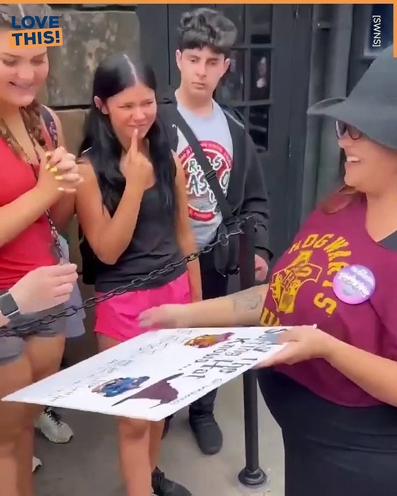 Sorting Hat Reveals Gender in Epic Harry Potter Style!