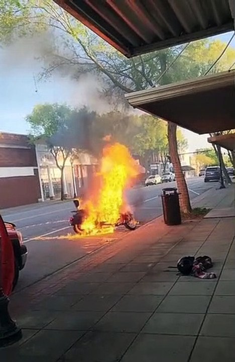 Une moto prend feu et a une drôle de réaction