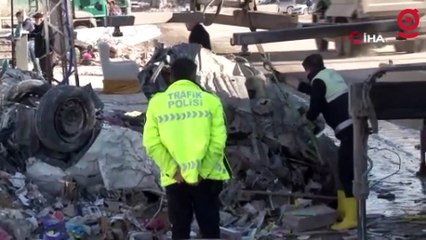 Hatay'da enkazdan çıkarılan binlerce araç mezarlığı andırıyor