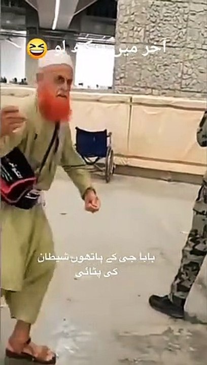 During the Hajj, an elderly man enthusiastically threw stones at Satan, and the eye of the camera captured this beautiful scene.