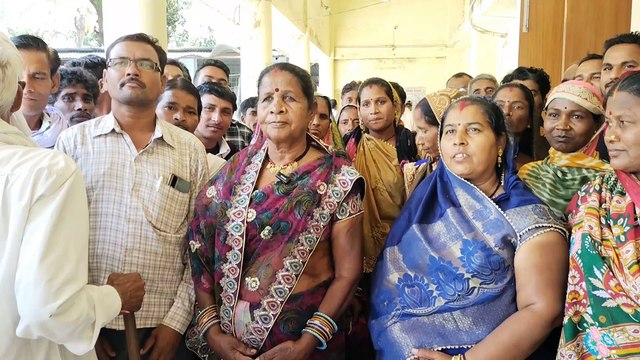 स्टाम्प की कमी है, इसी रेट में मिलेगा, लेना है तो लो, नहीं तो दूसरी जगह जाकर पता कर लो