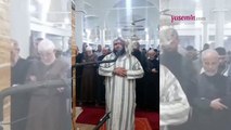 Sosyal medyada viral olan anlar! Namaz kılan adamın üzerine çıkan kedi...