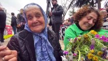89 yaşındaki Trabzonlu Nermin Eyüboğlu, topladığı kır çiçeklerini Kılıçdaroğlu’na verdi