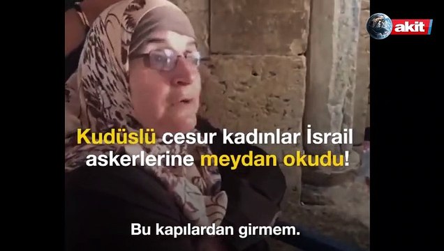Postallarıyla seccadeye basan İsrail askerine Filistinli kadın öyle bir meydan okudu ki İsrail askerleri ne yapacağını şaşırdı