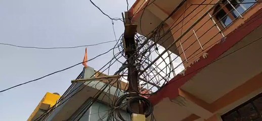 बिजली पोलों में लगा तारों का मकडज़ाल, विभाग को नहीं मेंटीनेंस की सुुध