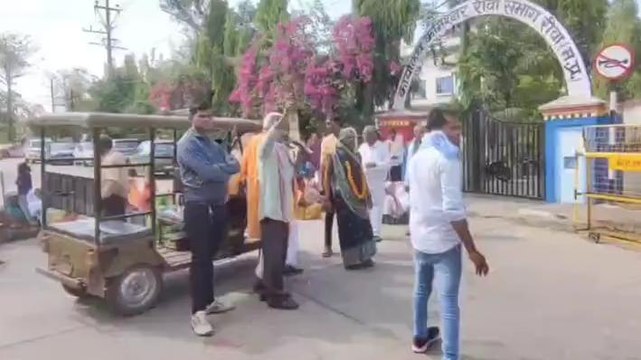 रीवा: चक्का जाम कर कमिश्नर कार्यालय का किया घेराव, गरीब बचाओ संघर्ष मोर्चा ने