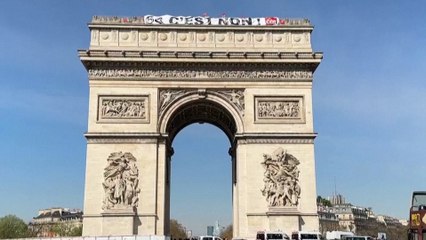 « 64 ans c'est non ! » : une banderole géante déployée sur l'Arc de Triomphe