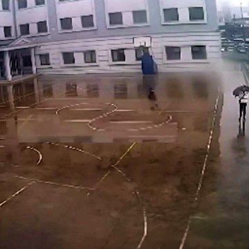 Töreni kaçıran öğrenci yağmur altında tek başına İstiklal Marşı okudu