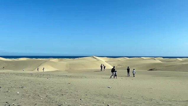 Personas transitando por encima de las Dunas de Maspalomas / ATLÁNTICO HOY