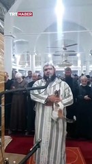 Namaz sırasında imamın üzerine atlayan kedi