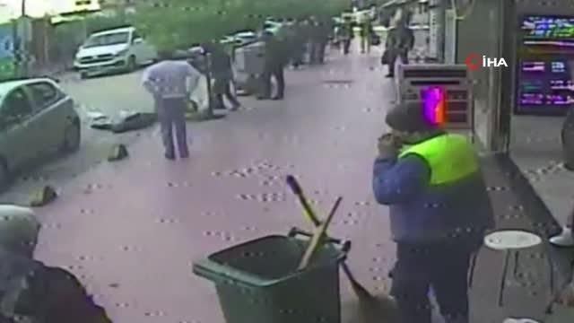 Yolun karşısına geçmek isteyen yaşlı adama otomobil böyle çarptı