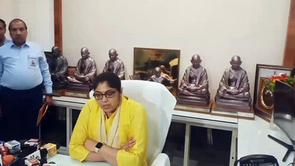 इंदौर नगर निगम कमिश्नर का चार्ज लेते हुए हर्षिका सिंह
